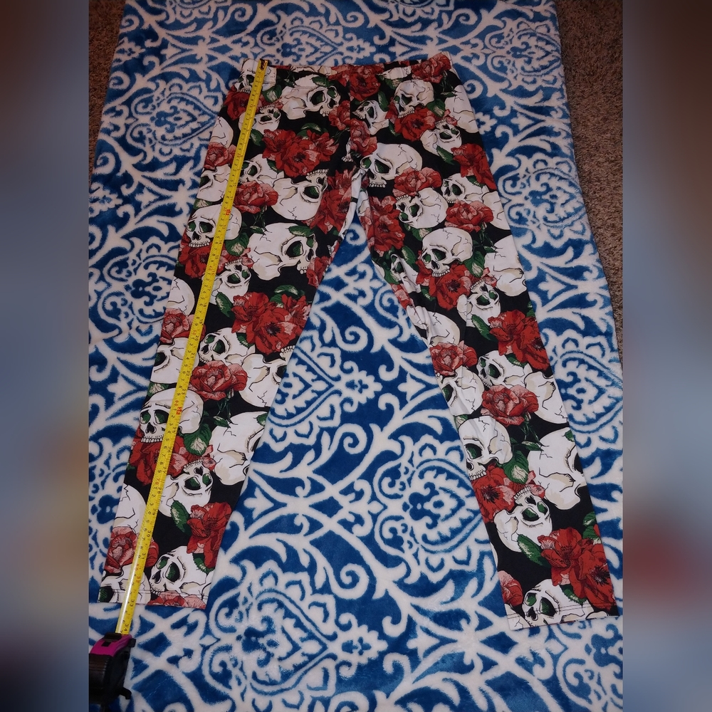 No Boundaries leggings. Size Lg 11-13 Skull worth Red roses.